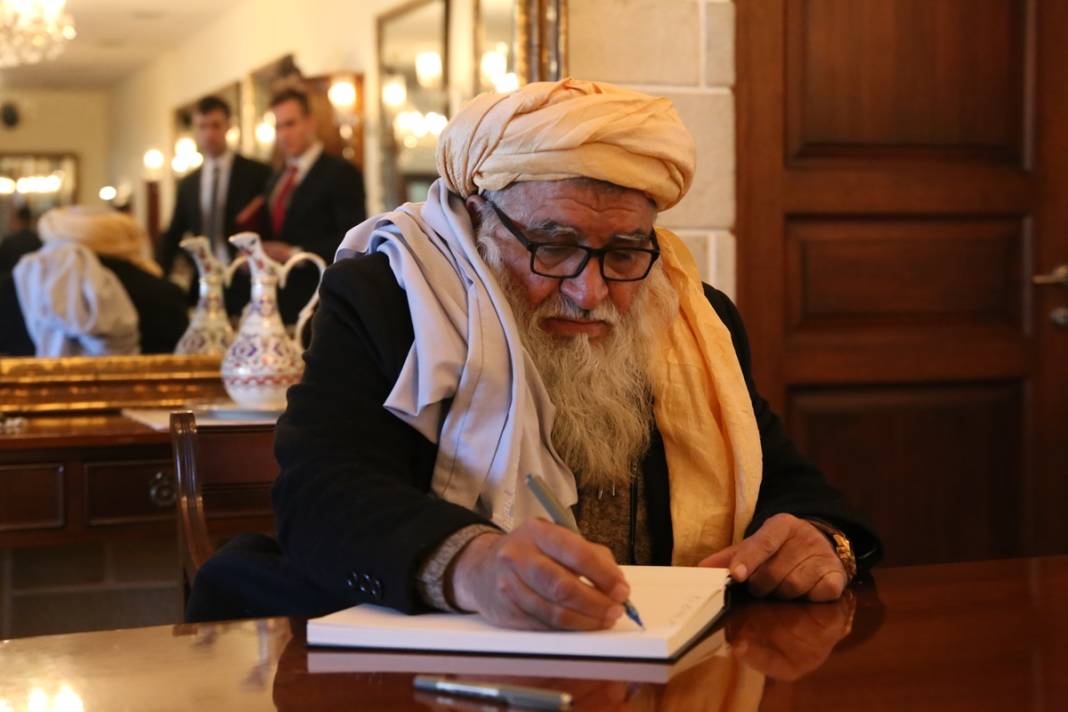 Taliban deprem yardımını poşet içinde teslim etti! İlginç anlar sosyal medyada gündem oldu 7